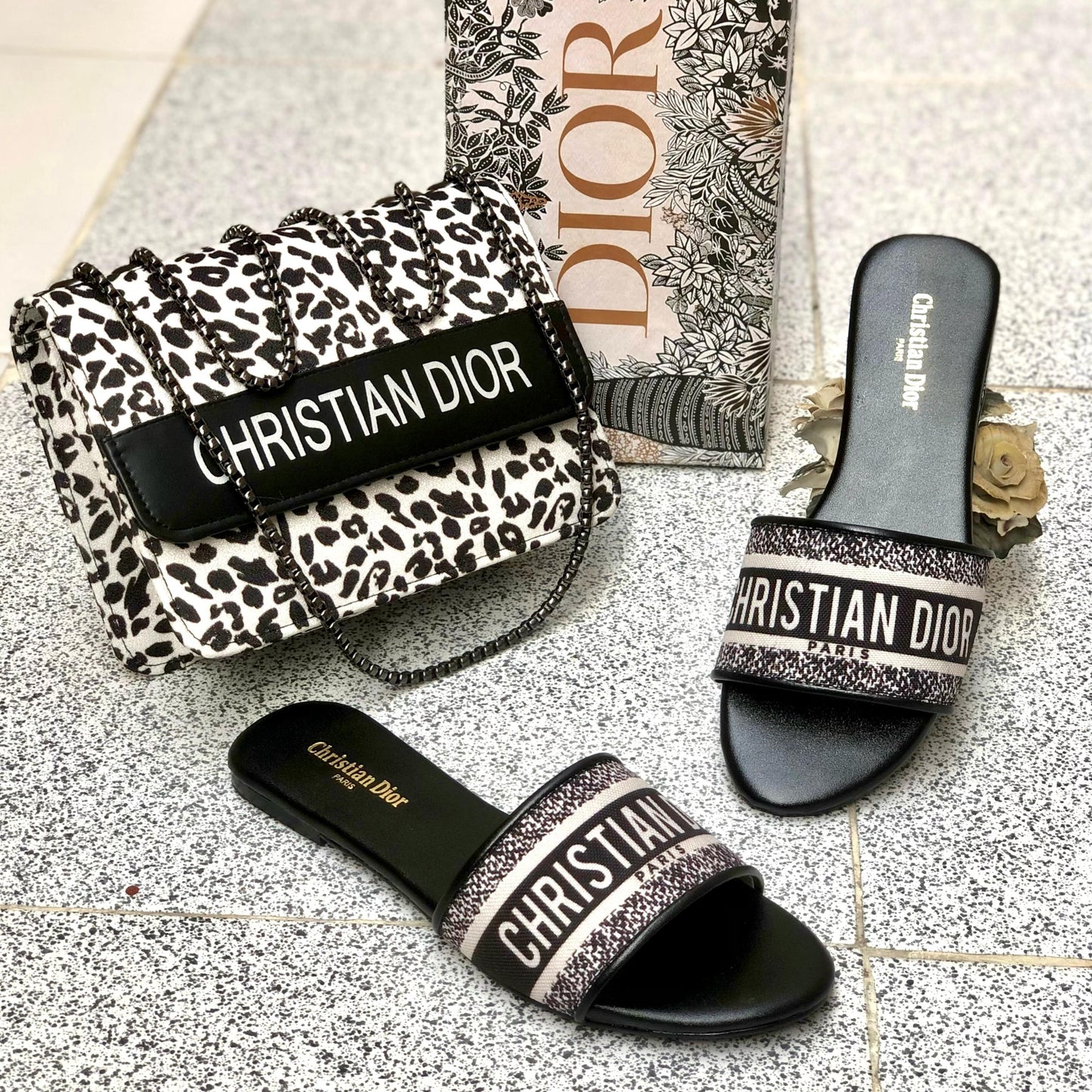 Trendy Shoulder Bag with Matching Slides – Classic Look